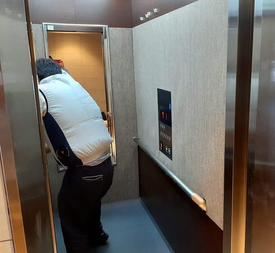 エレベーターの内装を更新することで建物の「顔」の印象が大きく向上します。